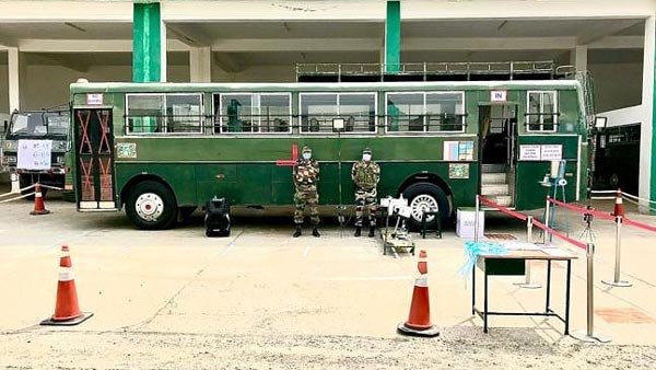 कोरोनावायरस महामारी: इंडियन आर्मी ने मरीजों के लिए बस को किया मॉडिफाई