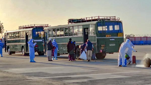 कोरोनावायरस महामारी: इंडियन आर्मी ने मरीजों के लिए बस को किया मॉडिफाई