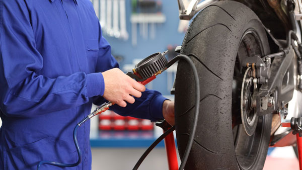 Tips: Bike में चौड़े टायर लगवा रहे हैं तो यह होंगे फायदे और नुकसान, यहां जानें