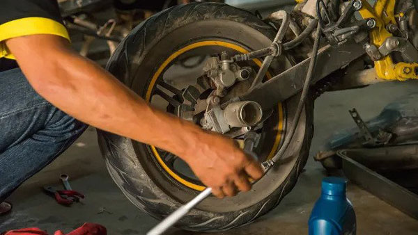 Tips: Bike में चौड़े टायर लगवा रहे हैं तो यह होंगे फायदे और नुकसान, यहां जानें