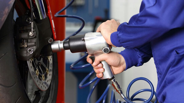 Tips: Bike में चौड़े टायर लगवा रहे हैं तो यह होंगे फायदे और नुकसान, यहां जानें