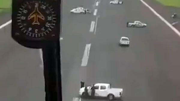 कोरोना महामारी: इक्वाडोर पुलिस ने स्पेन के हवाई जहाज को रनवे पर उतरने से रोका, देखें वायरल वीडियो