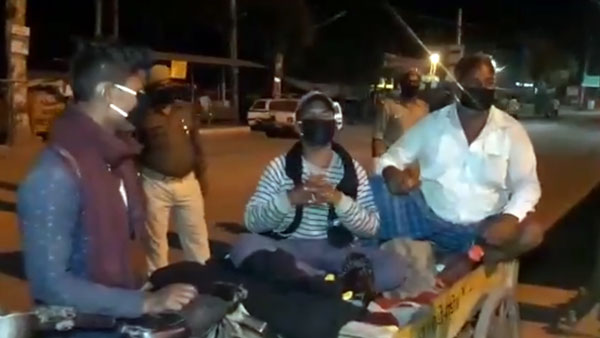 कोरोना वायरसः रिक्शा ट्रॉली में स्कूटर का इंजन लगा तय करने निकले 1200 किमी का सफर