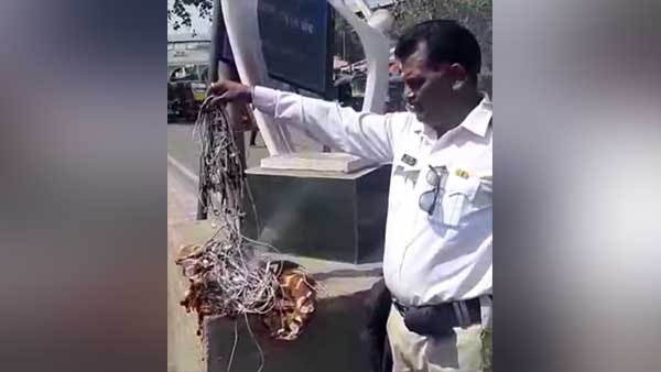 मुंबई पुलिस ने ऑटो रिक्शा वालों पर चलाया अभियान, जब्त किये हेडफोन और फिर..