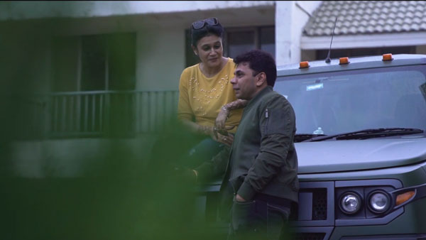 पति ने पत्नी को गिफ्ट की महिंद्रा की यह शानदार मॉडिफाइड कार, देखें वीडियो