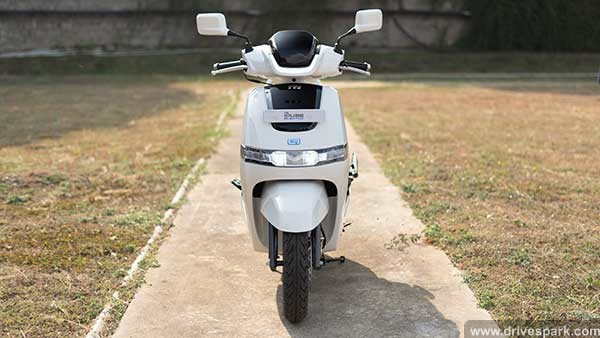टीवीएस आईक्यूब इलेक्ट्रिक स्कूटर रिव्यू (फर्स्ट राइड): रेंज, चार्जिंग, फीचर्स, हैंडलिंग, परफॉर्मेंस
