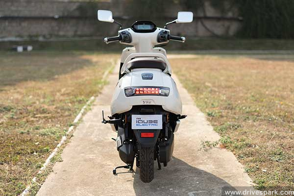 टीवीएस आईक्यूब इलेक्ट्रिक स्कूटर रिव्यू (फर्स्ट राइड): रेंज, चार्जिंग, फीचर्स, हैंडलिंग, परफॉर्मेंस
