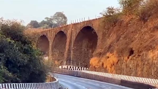 मंबई-पुणे हाई-वे पर 190 साल पुराने अम्रुतांजन ब्रिज को विस्फोटकों से गिराया, देखें वीडियो