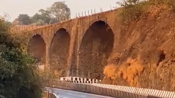 मंबई-पुणे हाई-वे पर 190 साल पुराने अम्रुतांजन ब्रिज को विस्फोटकों से गिराया, देखें वीडियो