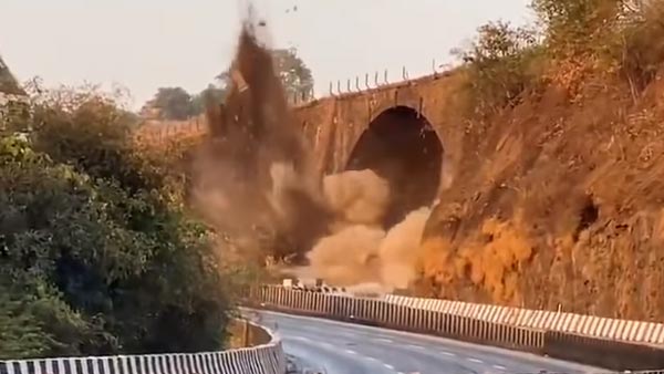 मंबई-पुणे हाई-वे पर 190 साल पुराने अम्रुतांजन ब्रिज को विस्फोटकों से गिराया, देखें वीडियो