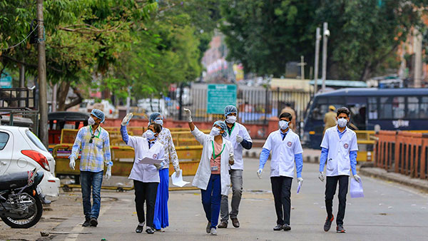 24 साल का यह लड़का साइकिल से 1,800 किमी का सफर तय कर पहुंचा अपने घर