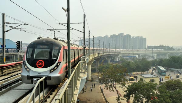 मेट्रो ट्रेन कांटेक्टलेस स्मार्ट कार्ड जानकारी