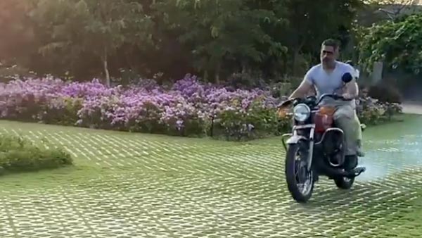 एमएस धोनी कोरोना लॉकडाउन में यामाहा आरडी 350 चलाते नजर आये वीडियो