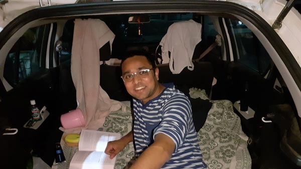 परिवार को कोरोना वायरस से बचाने के लिए डॉक्टर ने कार को बनाया आशियाना, देखें तस्वीरें