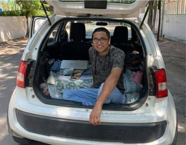 परिवार को कोरोना वायरस से बचाने के लिए डॉक्टर ने कार को बनाया आशियाना, देखें तस्वीरें