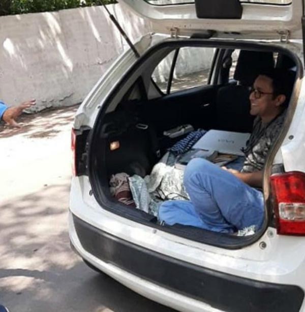 परिवार को कोरोना वायरस से बचाने के लिए डॉक्टर ने कार को बनाया आशियाना, देखें तस्वीरें