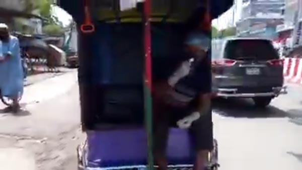 ई-रिक्शा चालक ने निकाला शोसल डिस्टेंसिंग का सामाधान, आनंद महिंद्रा ने शेयर किया वीडियो