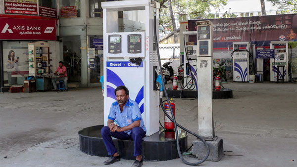 कोरोना इफेक्टः अप्रैल के पहले 15 दिनों में ईंधन की बिक्री में आई 50% की गिरावट