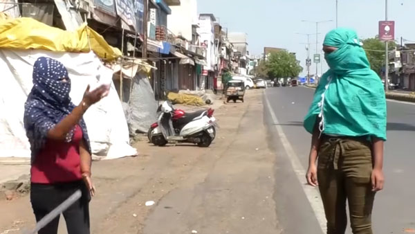 कोरोना लॉकडाउन महाराष्ट्र: लड़कियां लॉकडाउन उल्लंघना पुलिस अरेस्ट स्कूटी जब्त जानकारी