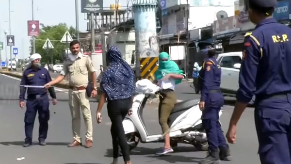 कोरोना लॉकडाउन महाराष्ट्र: लड़कियां लॉकडाउन उल्लंघना पुलिस अरेस्ट स्कूटी जब्त जानकारी