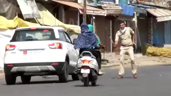 कोरोना लॉकडाउन महाराष्ट्र: लड़कियां लॉकडाउन उल्लंघना पुलिस अरेस्ट स्कूटी जब्त जानकारी