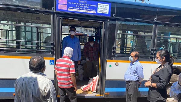 कोरोना महामारी: गुरुग्राम में सिटी बसों में लिया जा रहा है कोरोना टेस्ट के लिए सैंपल
