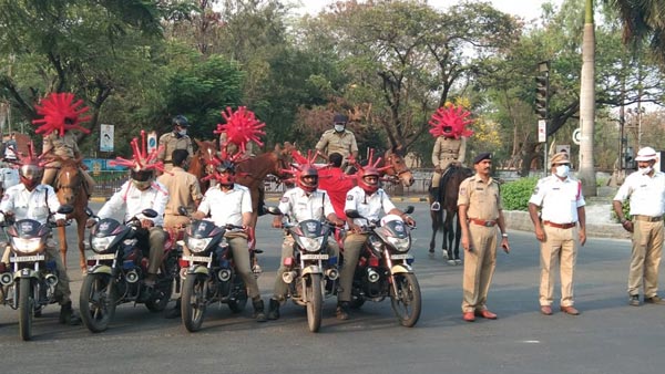 कोरोना वायरस से बचाव के लिए हैदराबाद ट्रैफिक पुलिस ने निकाली रैली, पहने कोरोना हेलमेट