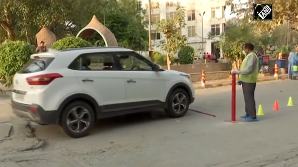 अब कार के अंदर बैठे कराएं कोविड-19 की जांच, शुरु हुआ ड्राइव थ्रू टेस्टिंग फैसिलिटी