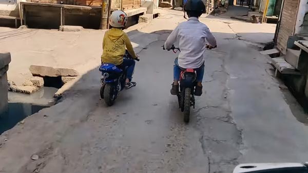 लॉकडाउन में पॉकेट बाइक पर निकले दो बच्चे को पुलिस ने पकड़ा, देखें वीडियो