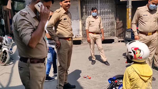 लॉकडाउन में पॉकेट बाइक पर निकले दो बच्चे को पुलिस ने पकड़ा, देखें वीडियो