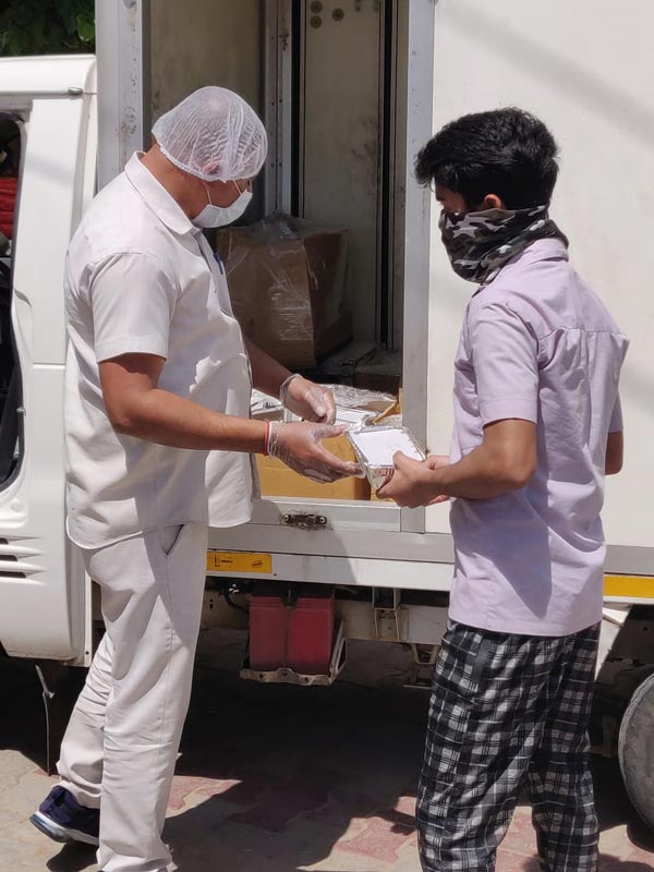 कोरोना इफेक्टः मारुति सुजुकी हर रोज जरूरतमंदों को पहुंचा रही 7,000 खाने के पैकेट