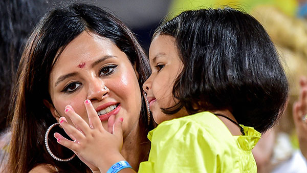बेटी जीवा के साथ बाइक पर सैर करते दिखे एमएस धोनी, पत्नी साक्षी ने शेयर किया वीडियो