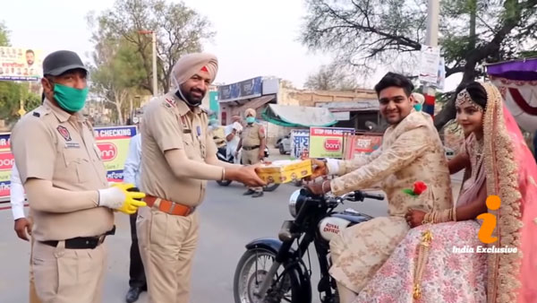 रॉयल एनफील्ड बाइक पर सवार होकर जा रहा था नवविवाहित जोड़ा, पुलिस ने रोका, जानें फिर क्या हुआ...