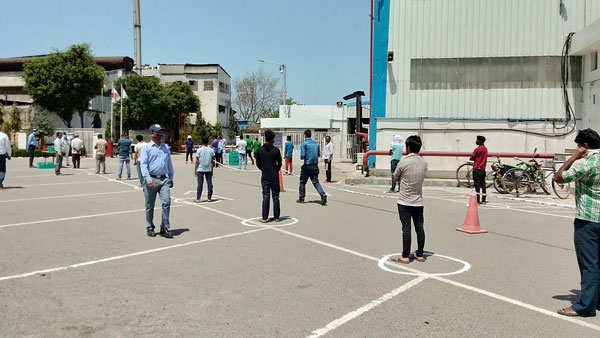लॉकडाउन: सुजुकी मोटरसाइकिल ने प्रवासी मजदूरों की लिया बढ़ाया मदद का हाथ, बांटे फूड पैकेट