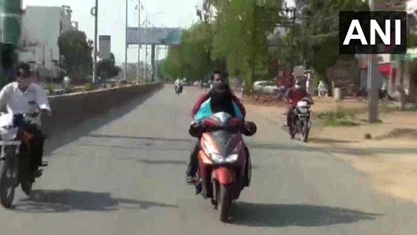 परिवार को कोरोना वायरस से बचाने के लिए डॉक्टर ने कार को बनाया आशियाना, देखें तस्वीरें