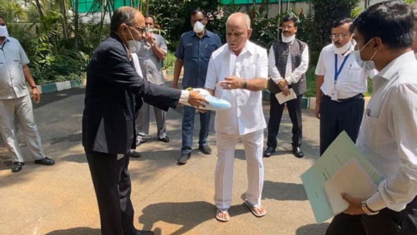 टीवीएस मोटर ने पीपीई किट व एन95 मास्क कर्नाटक मुख्यमंत्री को सौंपे