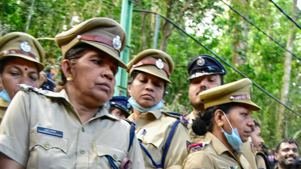 केरल महिला पुलिस लॉकडाउन रॉयल एनफील्ड जानकारी