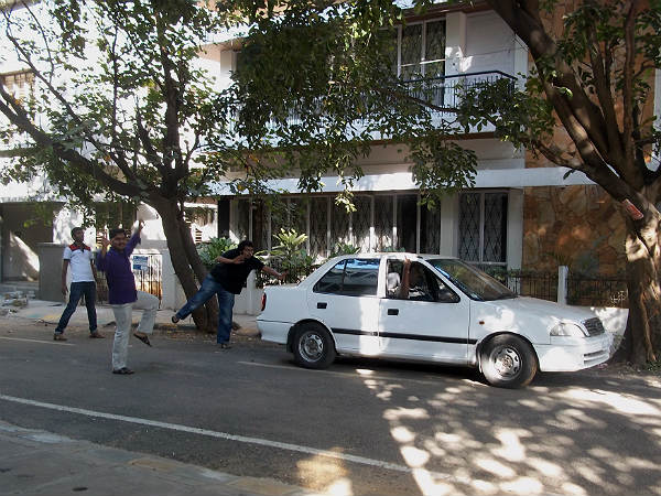 How To Push Start A Car: इस तरह लगाएंगे धक्का तो चालू हो जाएगी कार, जानें टिप्स