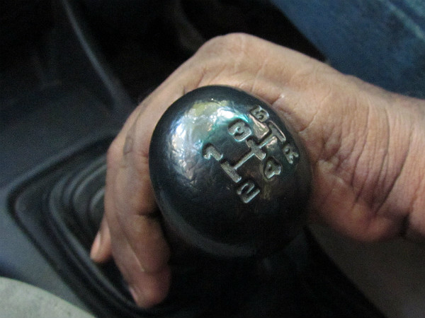 How To Push Start A Car: इस तरह लगाएंगे धक्का तो चालू हो जाएगी कार, जानें टिप्स