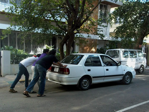 How To Push Start A Car: इस तरह लगाएंगे धक्का तो चालू हो जाएगी कार, जानें टिप्स