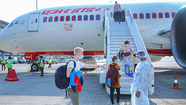 Quarantine Rules For Domestic Flight Passengers: अब हवाई सफर करने वालों को नहीं रहना होगा क्वारंटाइन