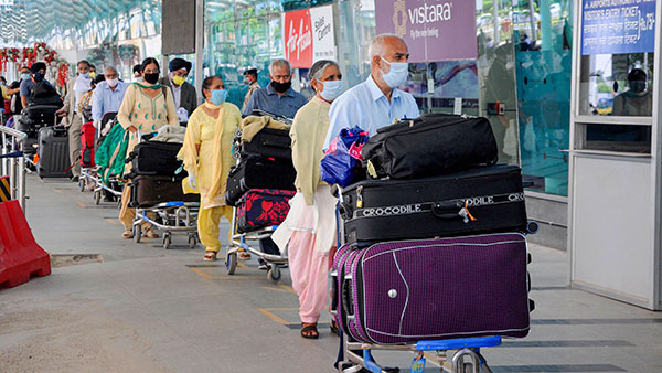 Quarantine Rules For Domestic Flight Passengers: अब हवाई सफर करने वालों को नहीं रहना होगा क्वारंटाइन