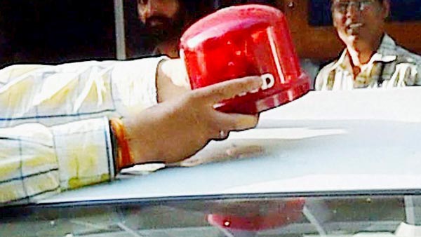 Police Busted Teen Using Red Beacon For TilTok Video: टिकटॉक वीडियो के लिए कार पर लगाई लाल बत्ती, कटा चालान