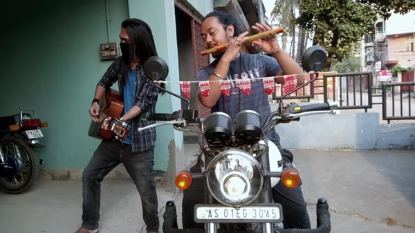 रॉयल एनफील्ड के इस बाइक के एग्जास्ट की आवाज पर युवकों ने बना दिया सुरीला धुन, देखें वायरल वीडियो
