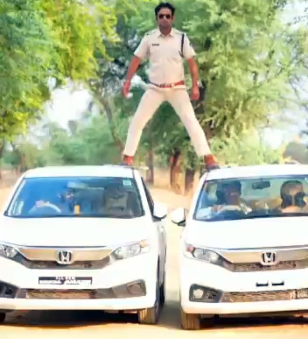 Cop Recreates Singham Movie Stunt In MP: पुलिस वाला कार पर चढ़ कर बन रहा था सिंघम, लगा सिर्फ 5000 रुपये का फाइन