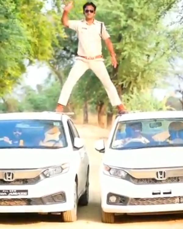 Cop Recreates Singham Movie Stunt In MP: पुलिस वाला कार पर चढ़ कर बन रहा था सिंघम, लगा सिर्फ 5000 रुपये का फाइन