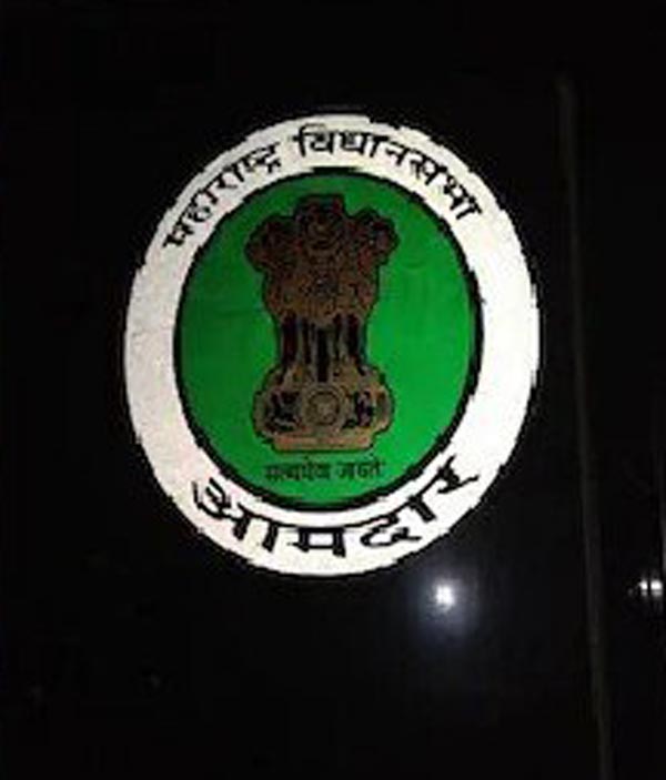लॉकडाउन के दौरान एमएलए का नकली स्टीकर कार पर लगाकर घूम रहा था युवक, पुलिस ने पकड़ा
