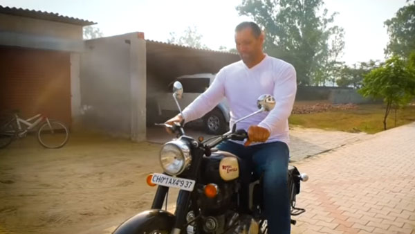 Great Khali Rides Hero HF Deluxe Bike Video: ग्रेट खली हीरो एचएफ डीलक्स बाइक चलाते दिखें, देखें वीडियो