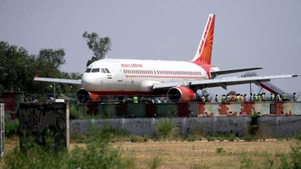 Quarantine Rules For Domestic Flight Passengers: अब हवाई सफर करने वालों को नहीं रहना होगा क्वारंटाइन
