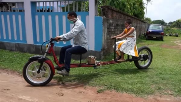 पिता ने बेटी के लिए बनाई यह अनोखी इलेक्ट्रिक बाइक, करती है सोशल डिस्टेंसिंग का पालन